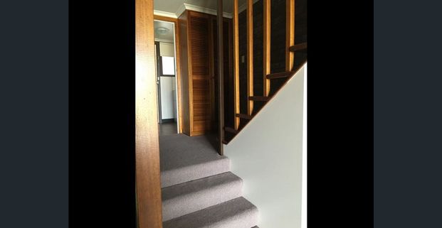 BEST DEAL FOR ONE TENANT IN CLAREMONT : $450 PW : INCL WATER : NO BOND : 1st WEEK RENT FREE !! - Photo 1