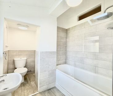 2 bed Flat Lord Roberts Avenue, SS9 - Photo 5