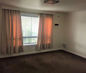 1 Bedroom apartment available in prime location - Photo 2