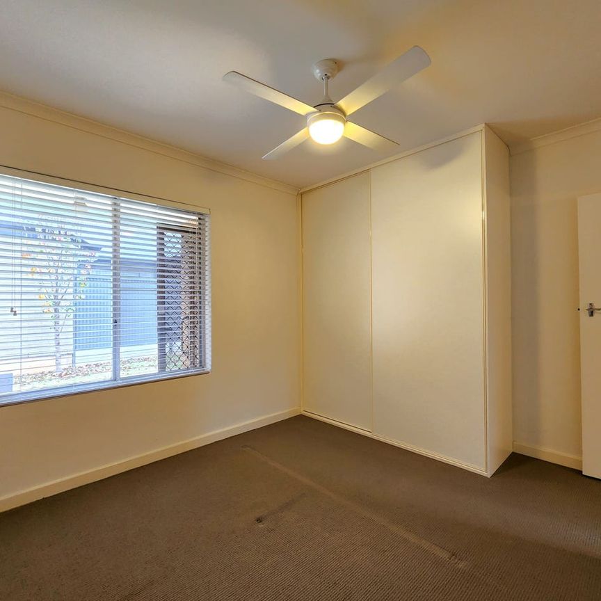 Charming Urban Retreat: Prime Location with Modern Comfort - Photo 1