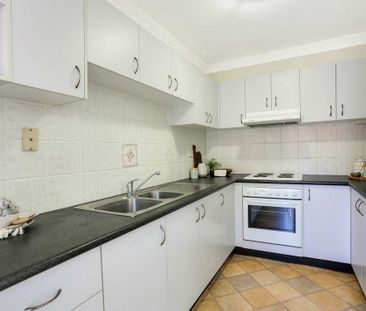 Neat & Tidy Two Bedroom Villa - Photo 5