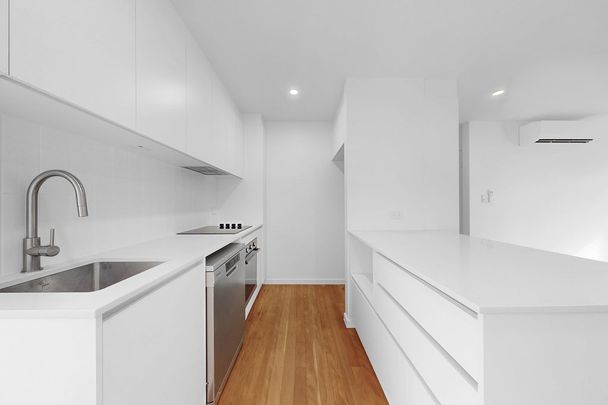 Fully Renovated Two-Bedroom Apartment in Prime Wooloowin Location - Photo 1