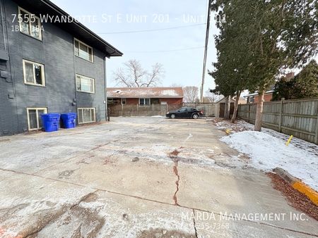 SPACIOUS 1-BEDROOM/1-BATH APARTMENT IN PRIME LOCATION + HYDRO - Photo 4