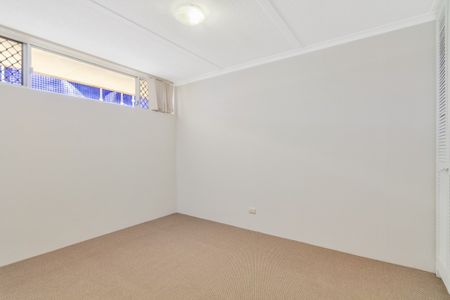 CENTRAL COOLANGATTA TWO BEDROOM UNIT - Photo 2