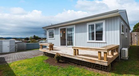 As New - Hilltop House with Views - Genuine Long Term - Photo 4