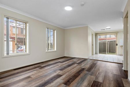 Immaculate 3 bedroom townhouse - Photo 4