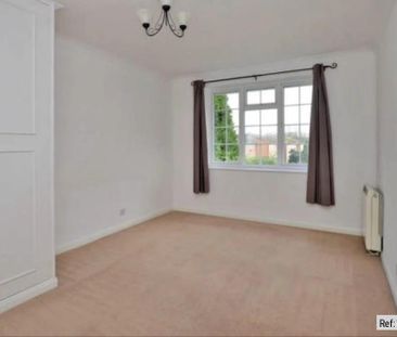 3 bed Flat in Swallow close Staines, Staines-upon-Thames, TW18 4RS - Photo 2
