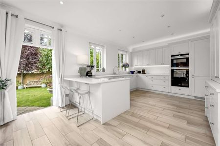 Inspired by the Bath Royal Crescent, a truly celestial gated development of classically-styled townhouses set in beautiful parkland, one mile from Weybridge High street. - Photo 5