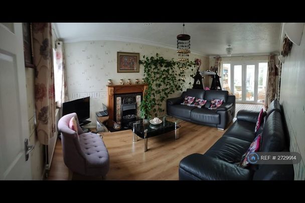 4 bedroom detached house to rent - Photo 1