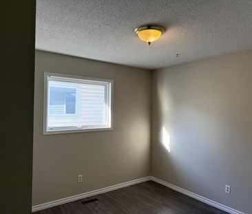 Beautiful 5 Bedroom Home in Eastview! - Photo 6