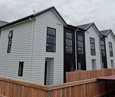 Modern 3BR Townhouse in Hamilton East! - Photo 5