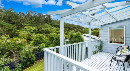 Sunny, Beautiful Home with Lovely Garden - Photo 3