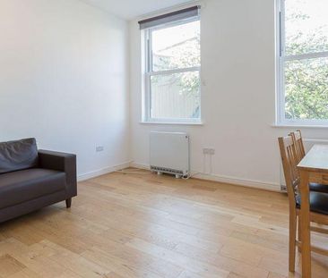 2 Bedroom, 1 bath, 1 reception Flat - Photo 6