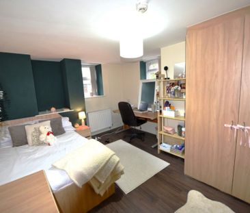 4 bedroom Flat in Wood Lane, Leeds - Photo 3