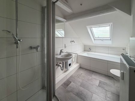 Außergewöhnlich Wohnen unterm Dach: Mietwohnung mit vier Zimmern in zentraler Lage von Gevelsberg - Photo 2