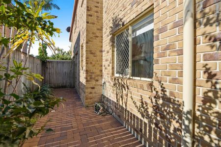 Neat and Tidy Townhouse a Few Minutes to the River&excl; - Photo 4