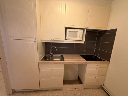 Instapklaar goed onderhouden appartement met één slaapkamer in het hartje van Blankenberge. Dichtbij het strand, het commercieel centrum en het openbaar vervoer. - Foto 1