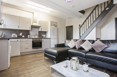 4 bedroom flat to rent - Photo 2
