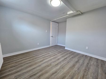 Cozy 2 Bedroom + Den Lower Unit in Port Colborne!! - Photo 2