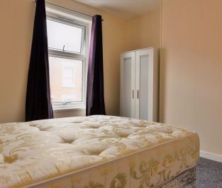 3 bedroom House in Burley Lodge Terrace, Leeds - Photo 2