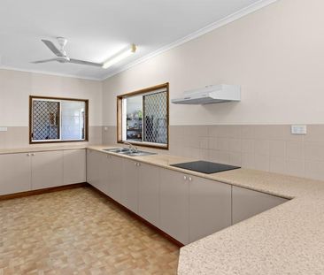 LARGE UNFURNISHED FAMILY HOME ONLY 1KM FROM THE BEACH! - Photo 5