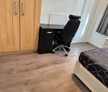 3 Bed Flat, Balin House, SE1 - Photo 1