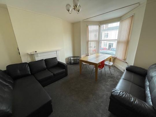 8 bedroom house to rent - Photo 1