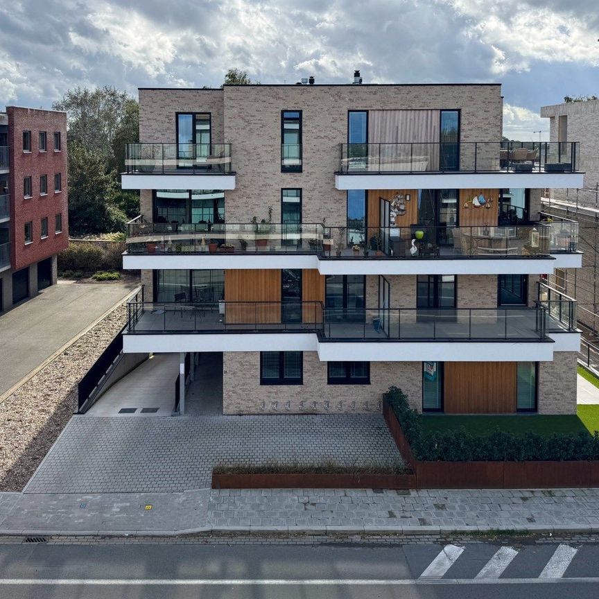 Prachtig gelijkvloersappartement met 2 slaapkamers, ruime tuin en garage. - Photo 1