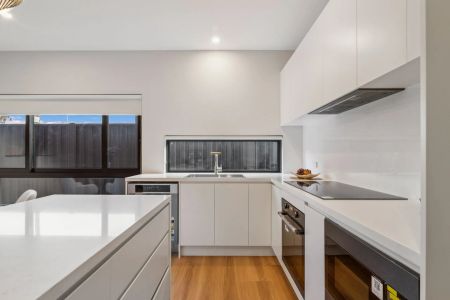 Modern 5-Bedroom Double-Storey Duplex in Central Jindabyne - Photo 3