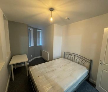 3 bedroom flat to rent - Photo 6