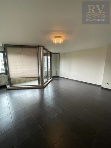 LICHTRIJK EN AANGENAAM RUIM APPARTEMENT MET 1 SLPK IN CENTUM LANAKEN - Foto 4