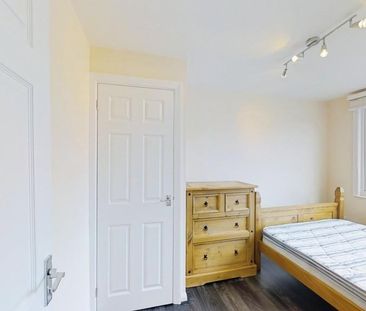 4 bedroom semi-detached house to rent - Photo 1