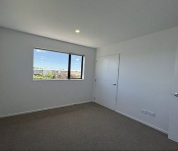 Modern 2-Bedroom Unit in Central Waltham - Photo 2