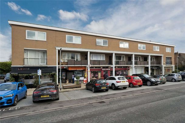 A split level maisonette situated above commercial premises convenient for Sunningdale shops and station. - Photo 1