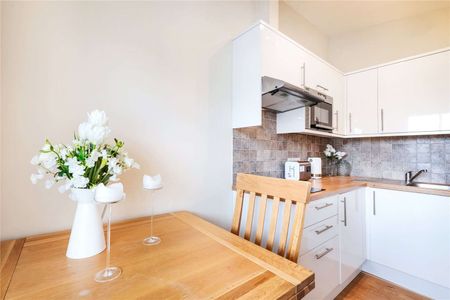 Situated just off Kensington Church Street a light wood floored studio flat - Photo 5