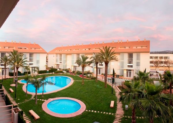 For long-term rent: apartment in Javea, Golden Garden urbanization, with 2 bedrooms and a pool.