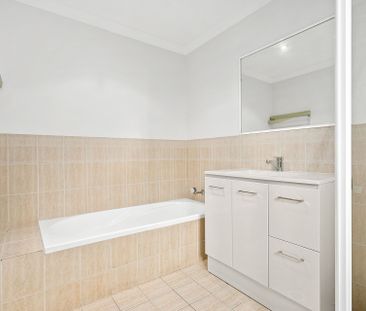 Spacious & Comfortable Living in Peaceful Woronora Setting - Photo 4