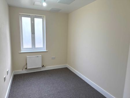Guide Price £1,600 pcm - Available 15/08/2026 - Unfurnished - Photo 3