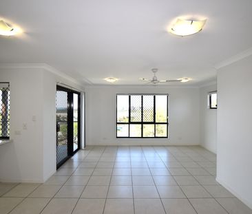 :: STUNNING 4 BEDROOM TOWNHOUSE, HARBOUR VIEWS, TWO LIVING AREAS, A... - Photo 1