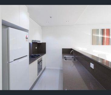Luxury Modern Apartment in the Heart of Mascot Oversized Balcony | Designer Finishes | Walk to Train Station! CONFIRM THE LEASE TERM IN ADVANCE! - Photo 6