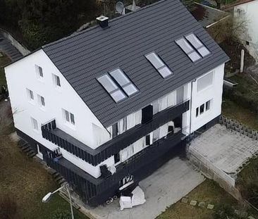 Moderne 2,5-Zimmer-Dachgeschosswohnung mit Einbauküche und Top-Lage... - Foto 1