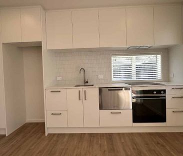 Charming 2-Bedroom Townhouse Available in Edgeware - Photo 4