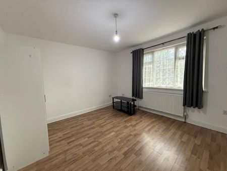 Self contained studio flat close to barking station -£1100 inclusive bills - Photo 5