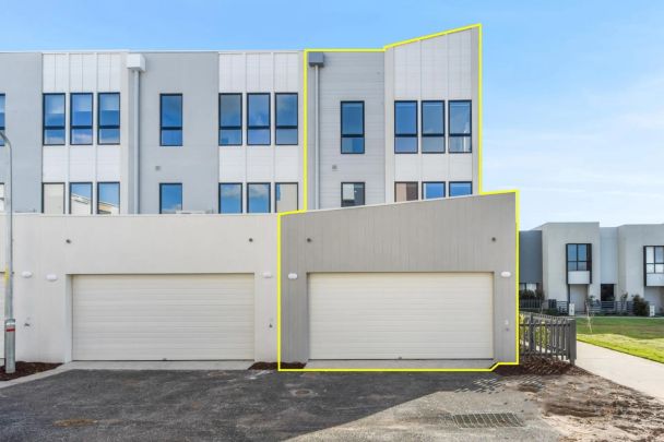 EXPERIENCE ELEVATED LIVING IN BROMPTON ESTATE! - Photo 1