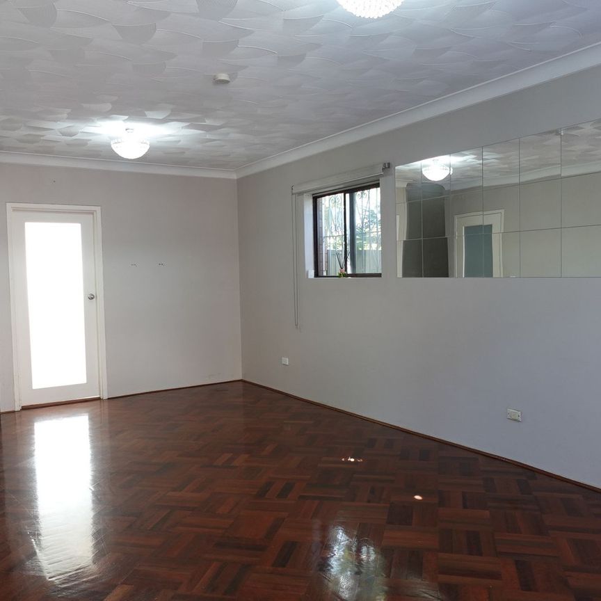 Stunning Renovated Townhouse – a Must-See&excl; - Photo 1