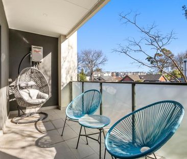 Chic & Modern Double Level Home - Photo 4