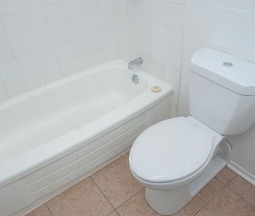 Little Italy - Steps to new Line 2 O-Train station - Quick and easy... - Photo 5