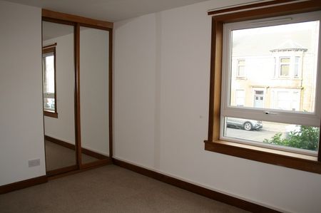 BEAUTIFULLY PRESENTED 2 BED FLAT – CASTLE VIEW, KING STREET, BROUGHTY FERRY - Photo 3