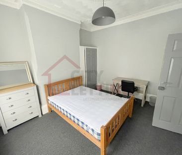 8 Bedroom Mid Terraced House - Photo 2
