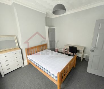 8 Bedroom Mid Terraced House - Photo 4